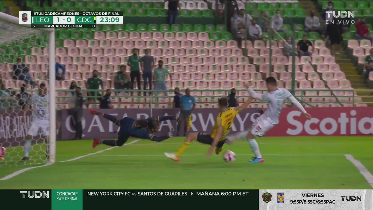 ¡Perdona Ormeño! Santiago rebano su remate en el área chica