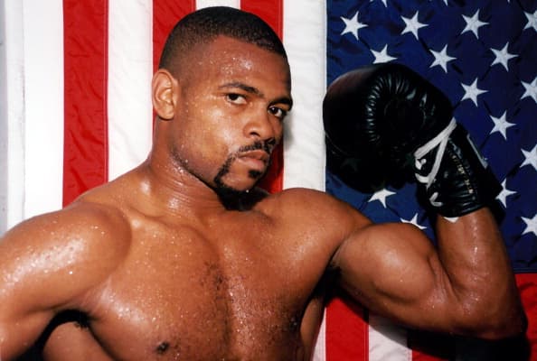 Roy Jones Jr. se retiró oficialmente el 8 de febrero de 2018 con una fácil victoria sobre Scott Sigmon en su natal Florida, EE.UU. Su récord quedó en 66-9-0, 47 KOs, y será recordado como uno de los personajes más dominantes del boxeo.