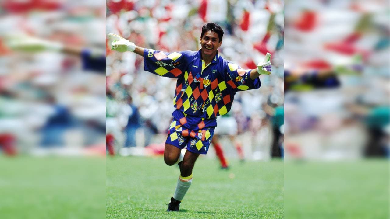 Neuer, Higuita, Chilavert, Rogerio Ceni. Ha habido muchos buenos porteros que también jugaban con los pies, y aunque los podemos comparar con la calidad de Jorge Campos, ninguno salía a jugar de delantero, con esa habilidad, en el segundo tiempo.