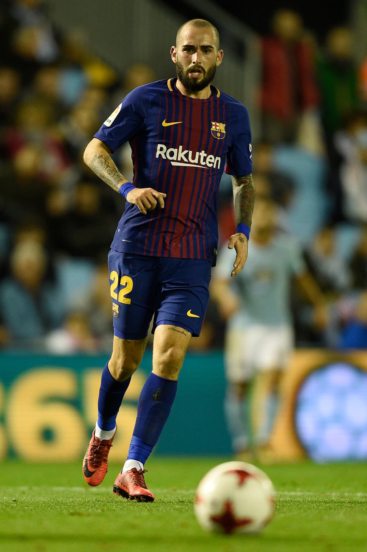 Del F.C. Barcelona podría salir Aleix Vidal para irse a Italia. La Roma es el destino que más fuerte suena.