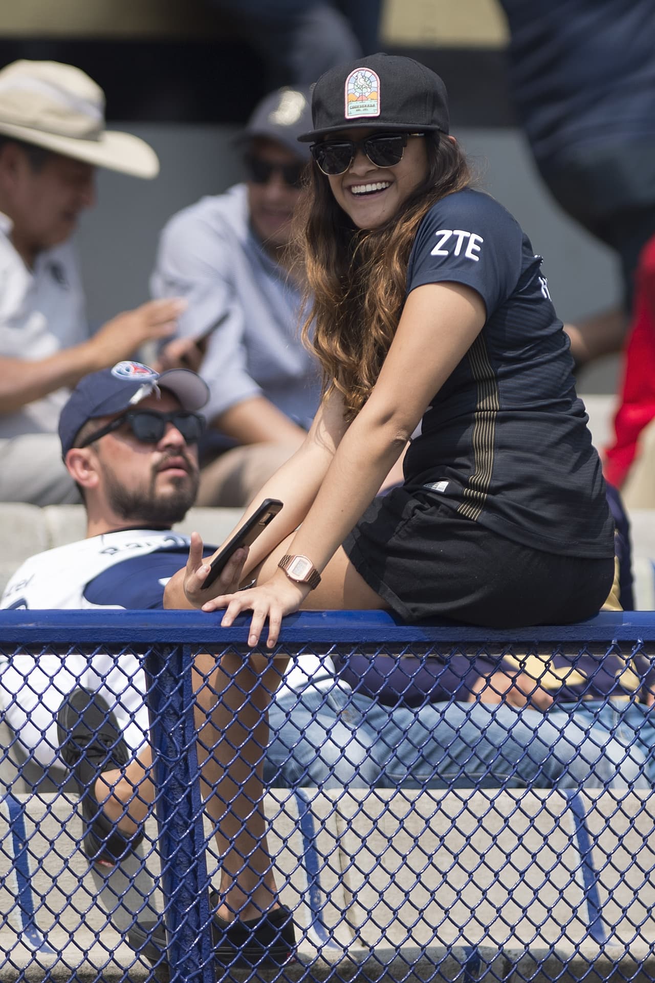 La pasión fluye entre los fanáticos de Pumas UNAM y Chivas de Guadalajara en el duelo de la Jornada 12 en el estadio Olímpico Universitario por el Clausura 2019 de la Liga MX.