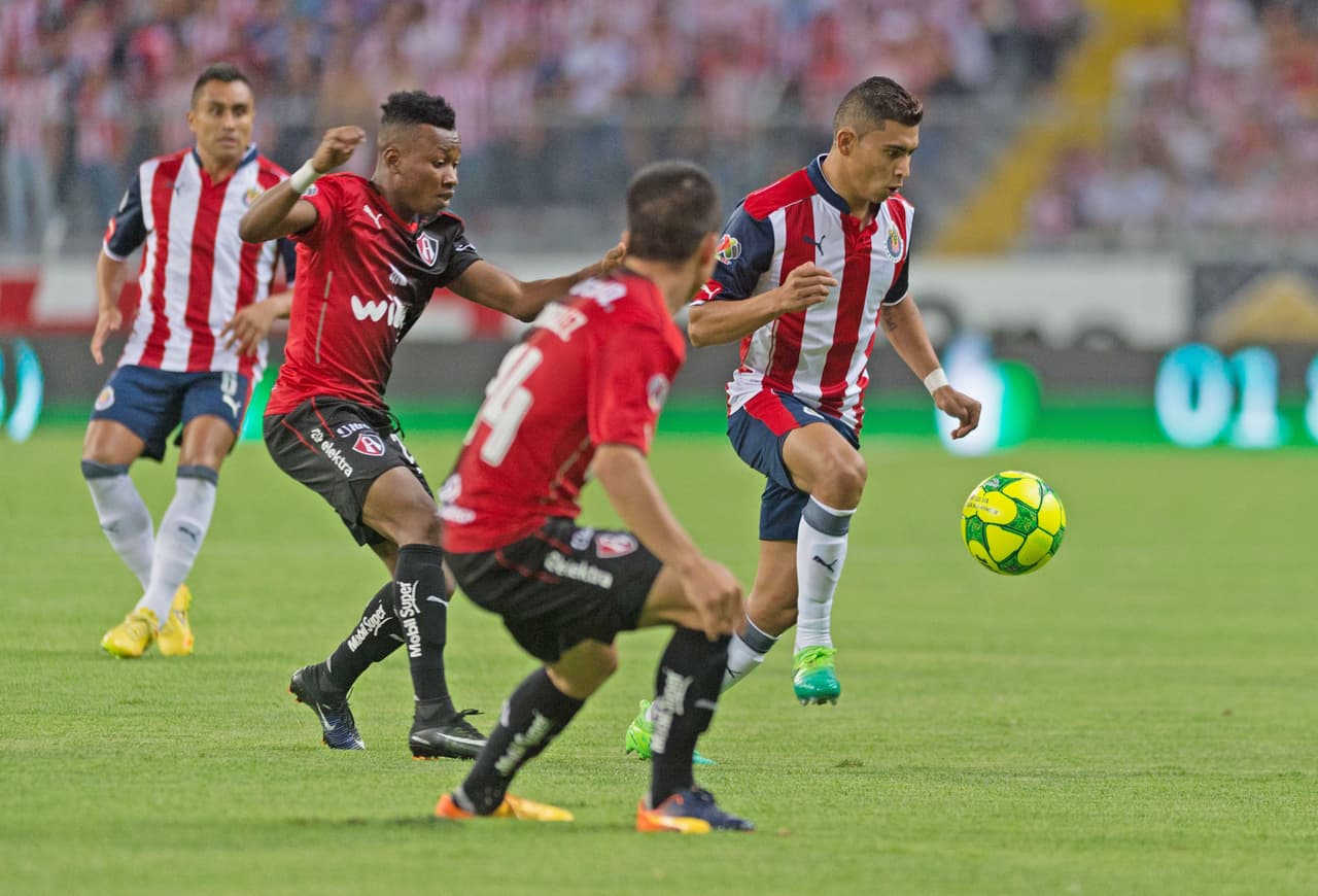 Clifford Aboagye disputa el balón con Orbelín Pineda.