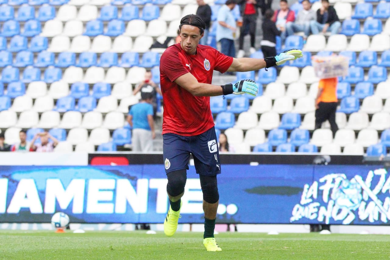 Toño Rodríguez en el calentamiento previo el encuentro en el Estadio Cuauhtémoc.