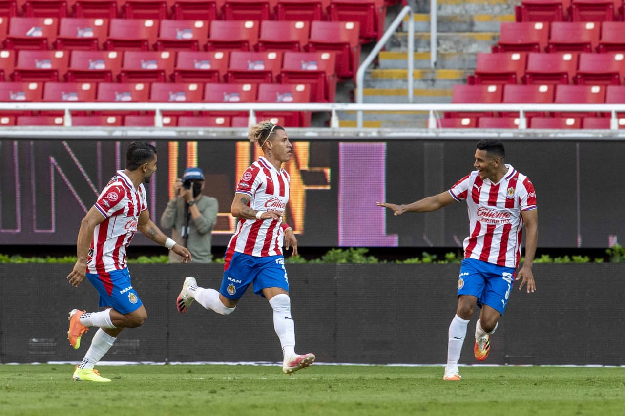 Remató de cabeza un tiro libre para colocar el balón justo en el ángulo.
