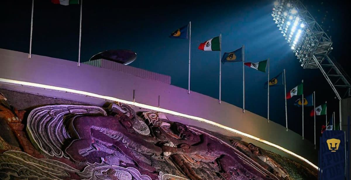 Porra del América protesta colgando mantas en CU