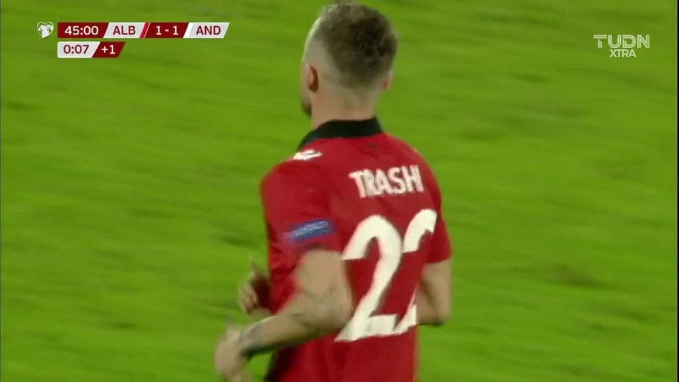 Tiro desviado de Lorenc Trashi