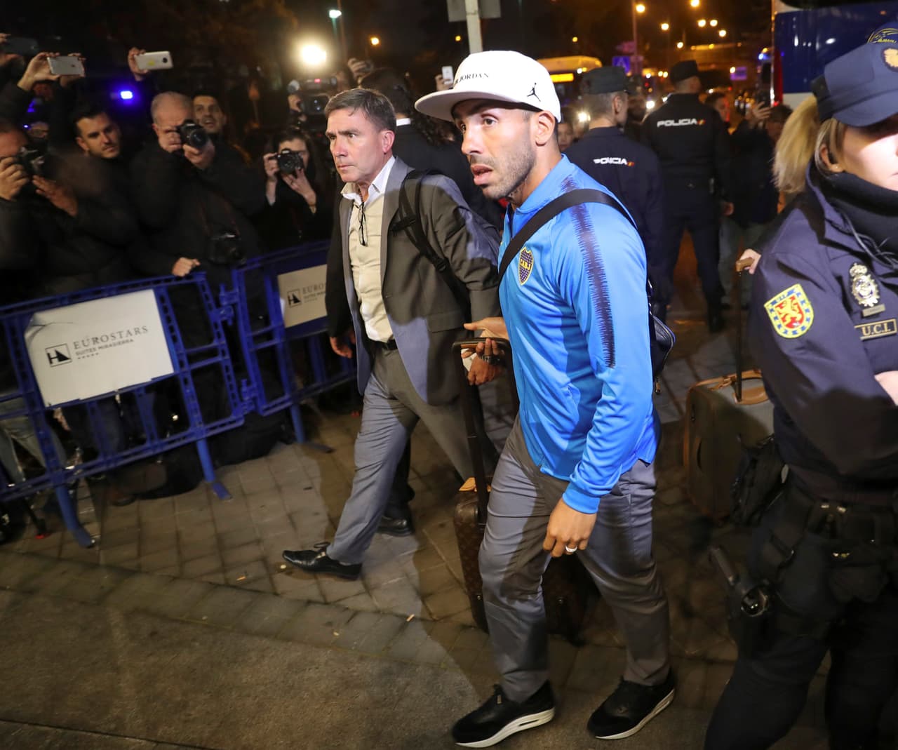 Una vez llegó el camión, los jugadores saludaron a la gente y entraron al Hotel para merendar. Carlos Tevez era uno de los más aclamados.