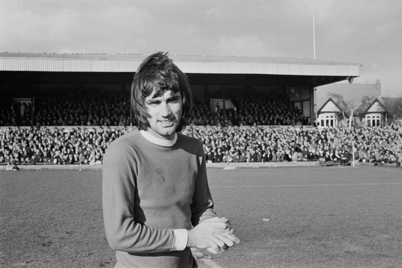 El polémico y crack George Best fue Balón de Oro en 1967, ganándose el respeto del mundo del fútbol. Su transferencia habría costado 150 millones de euros en la actualidad.