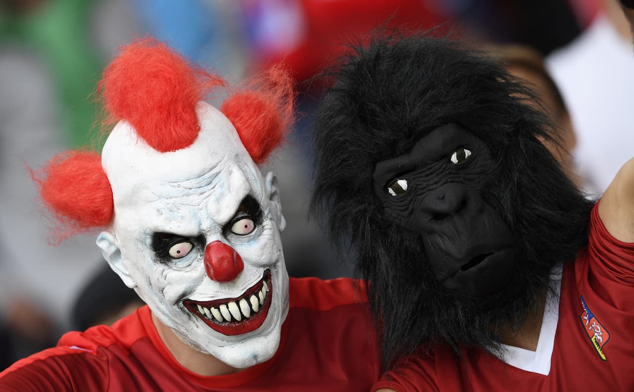 Sin embargo, no siempre requieren de una ocasión especial y personajes o animales son los que más máscaras tienden a parecer en las tribunas.