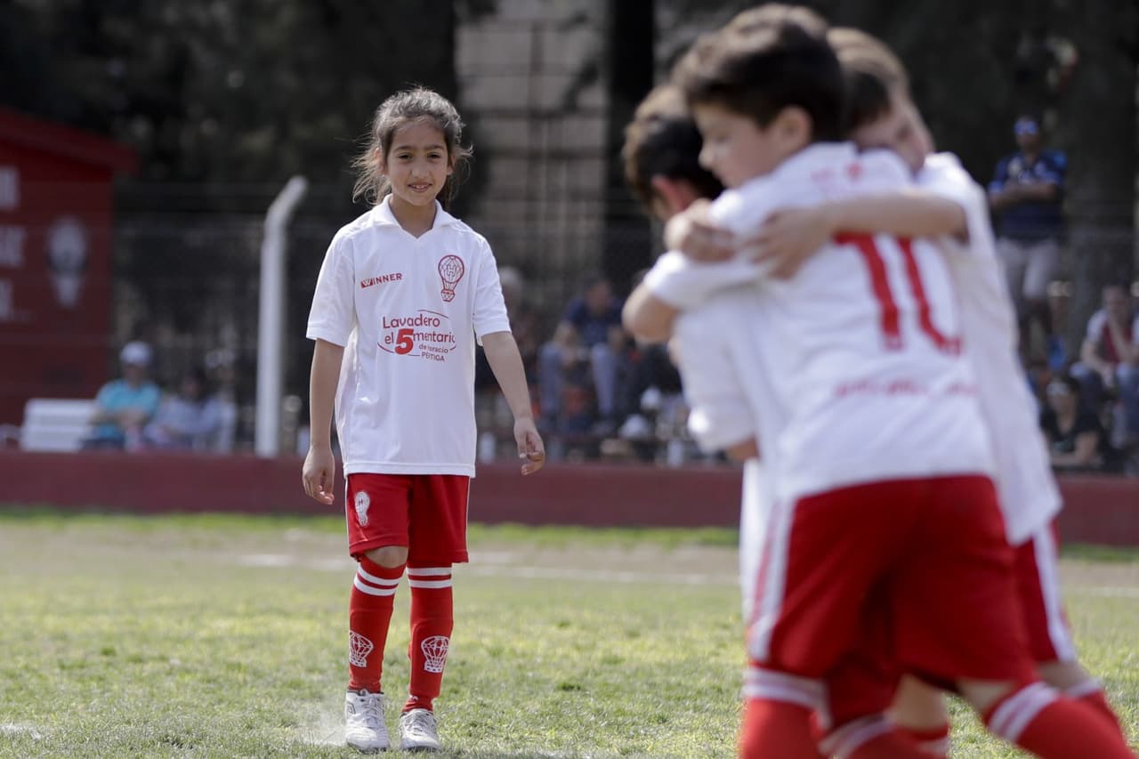 Candelaria 
<b>fue forzada a jugar en un equipo para niñas, lo que no existe en Chabás</b>, ubicada a 46 millas al suroeste de Rosario, la ciudad natal de Lionel Messi.