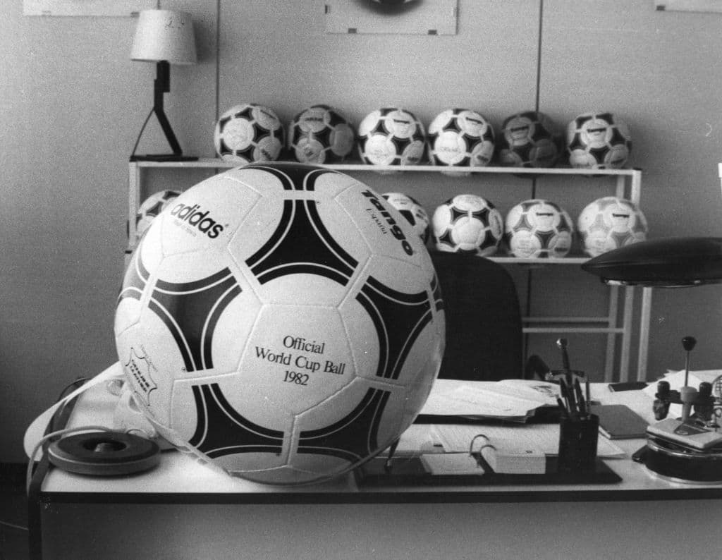 España 1982 - Tango España
<br>También de 32 gajos, combinó 
<b>cuero</b>y 
<b>poliuretano con la idea de ser impermeable.</b>