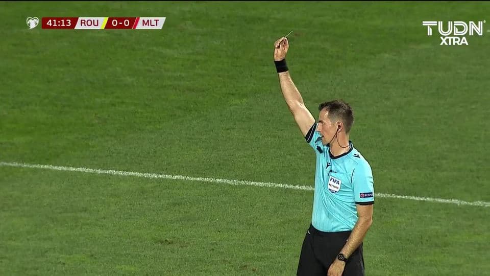 Tarjeta amarilla. El árbitro amonesta a Henry Bonello de Malta