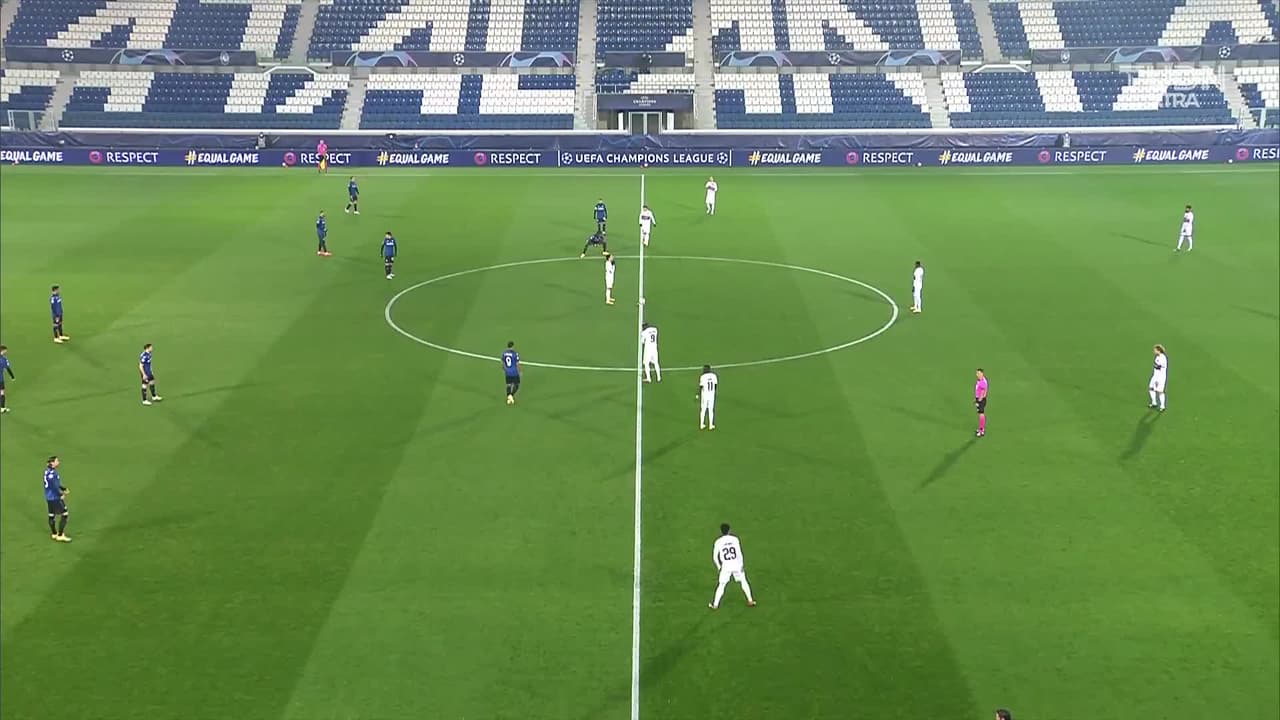 Arranca el partido y la pelota está en juego.