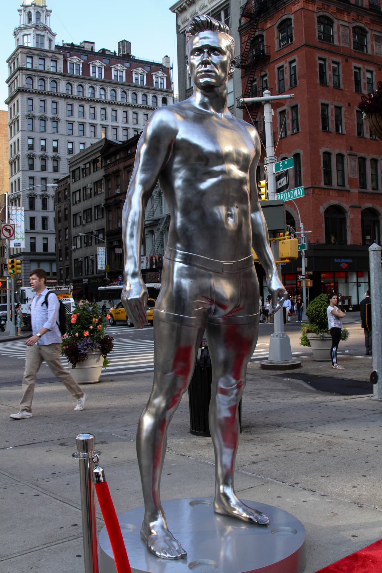 La tienda H&M celebró en 2016 con la estatua de David Beckham posando en ropa interior. Recordemos que el inglés, actual propietario del Inter Miami, también ha sido modelo.