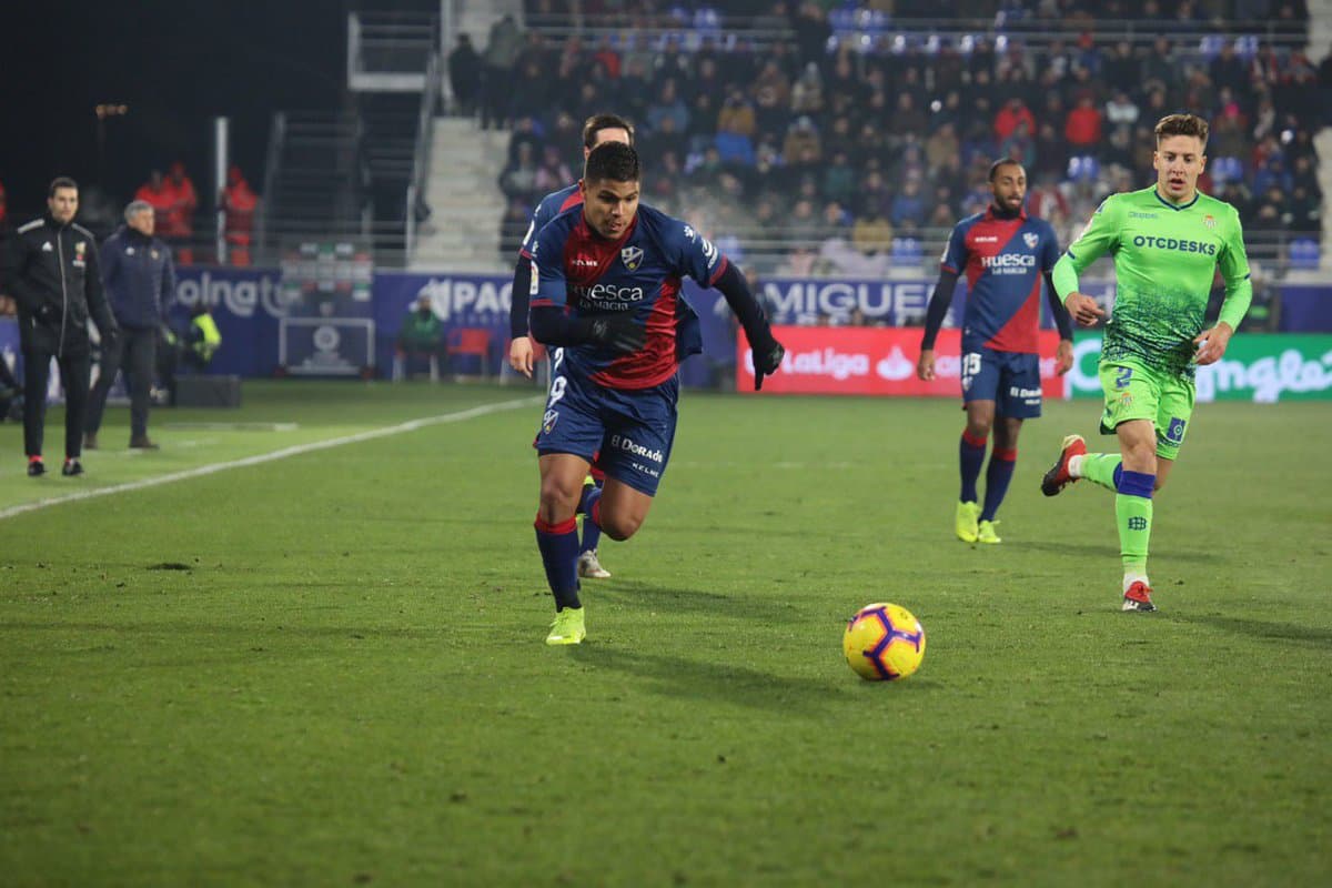 Con el colombiano Juan Camilo Hernández (izquierda), el Husca se lanzó en busca de la victoria.