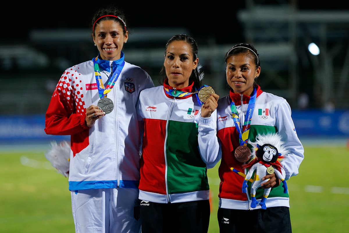 Patricia Úrsula Sánchez (centro) ganó los 10,000 metros en una dramática definición con récord Centroamericano al marcar 33:41.48.