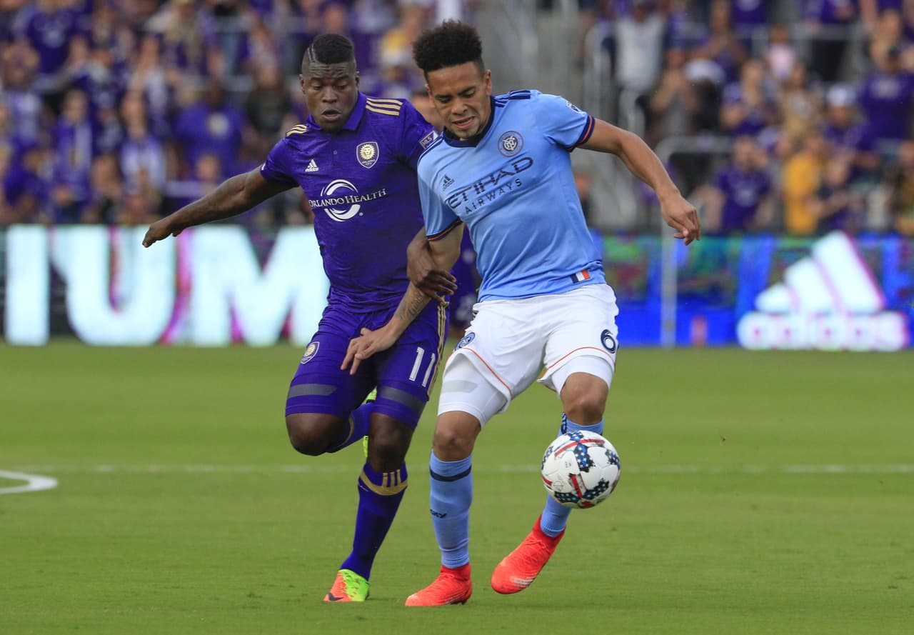 Carlos Rivas de Orlando y Alexander Callens de NYCFC.