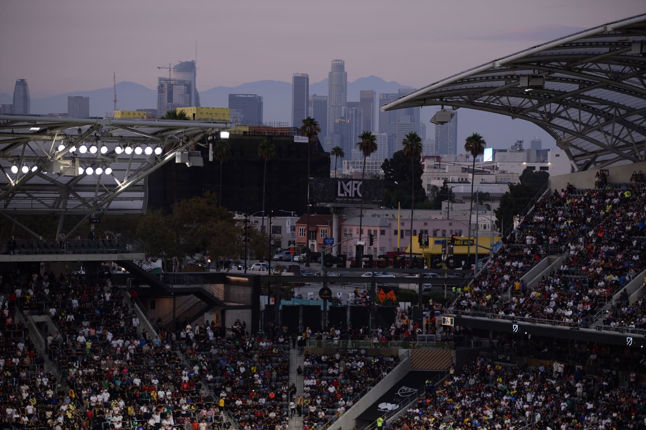 Antes de la segunda parte, la noche cayó sobre Los Ángeles.
<br>