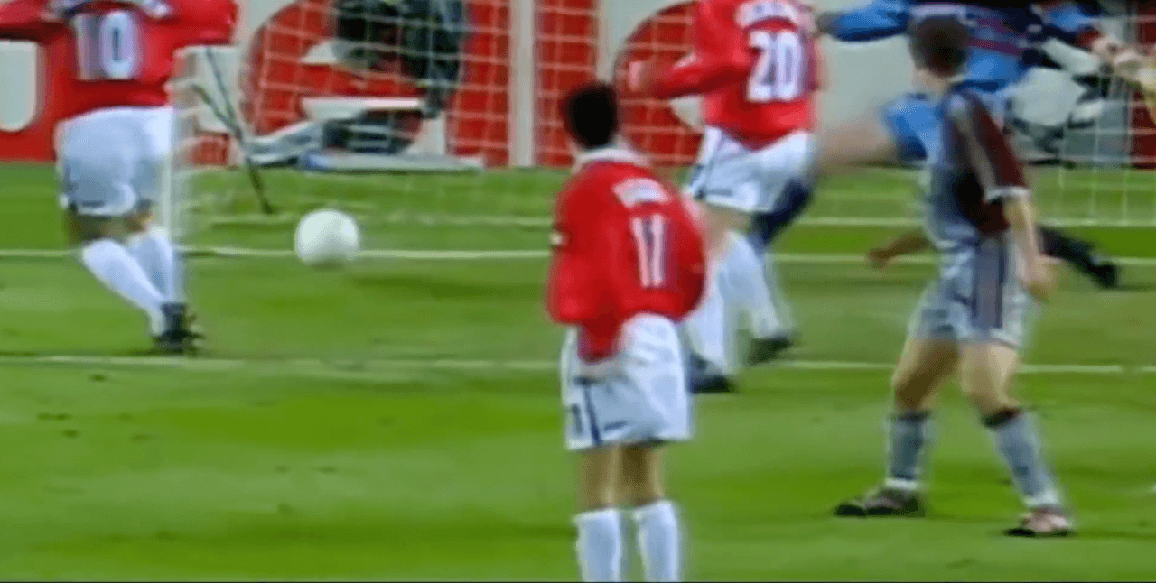 <b>¡Se empató el juego!</b>
<br>- En la segunda mitad el conjunto bávaro estuvo cerca de liquidar la serie con una chilena de Janker que se estrelló en el larguero.
<br>- El árbitro central añadió tres minutos y en ese tiempo, el United le dio la vuelta.
<br>- La primera anotación fue de Teddy Sheringham y con eso se igualó la pizarra.