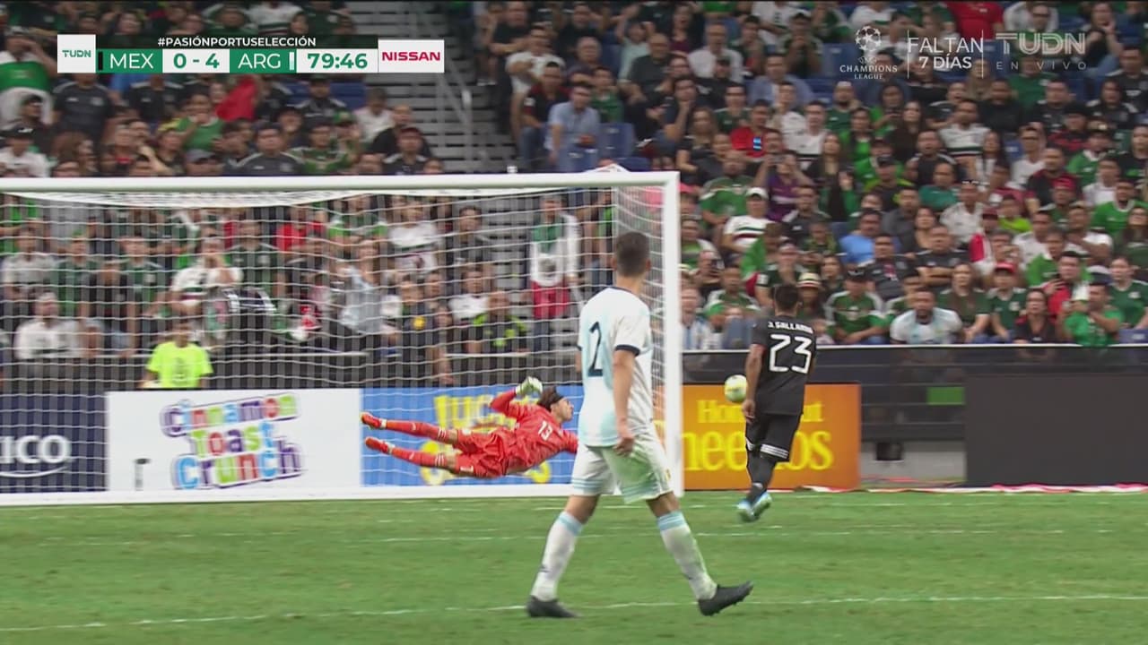 ¡Otra vez Ochoa! Memo hace gran atajada con balón botando