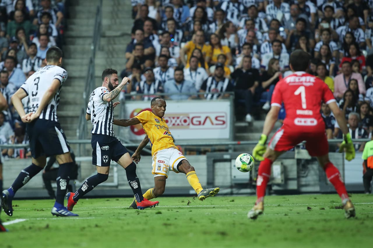 Sin embargo, al minuto 80', Luis Quiñones (centro) vio el palo descubierto de Marcelo Barovero (derecha) para anotar el gol del empate.