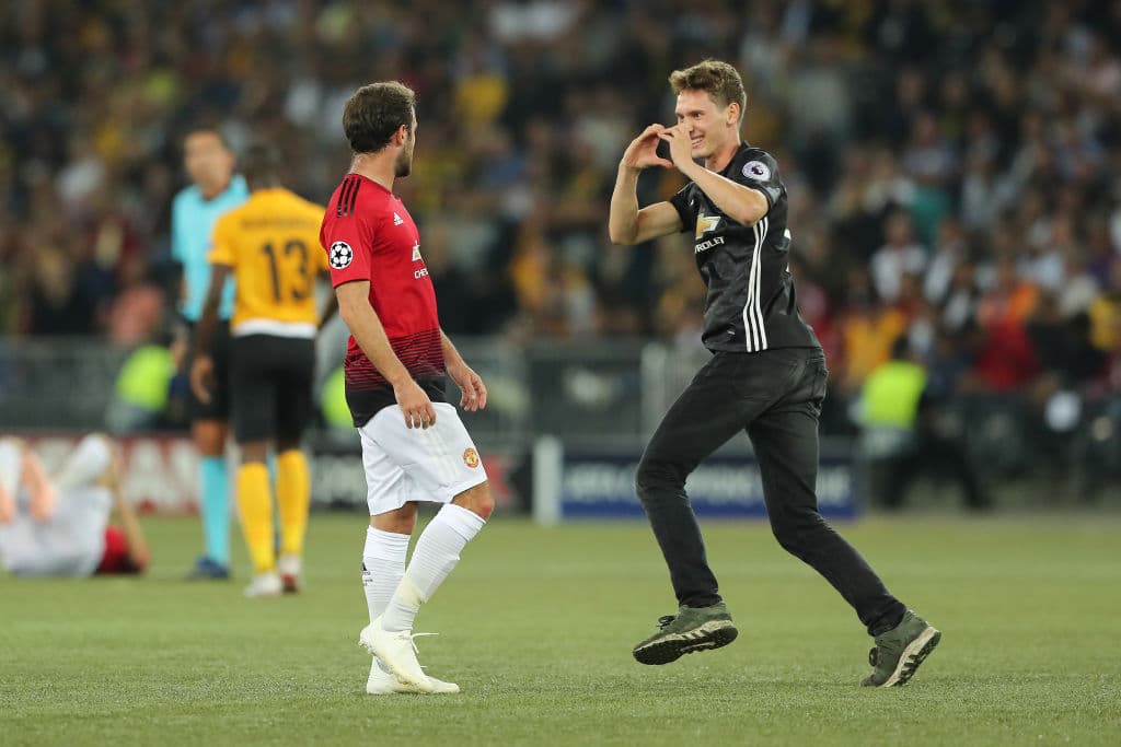 En Berna, en el partido del Young Boys y el Manchester United, un aficionado se metió al campo. No parecía peligroso, solo pasó a saludar a Juan Mata.