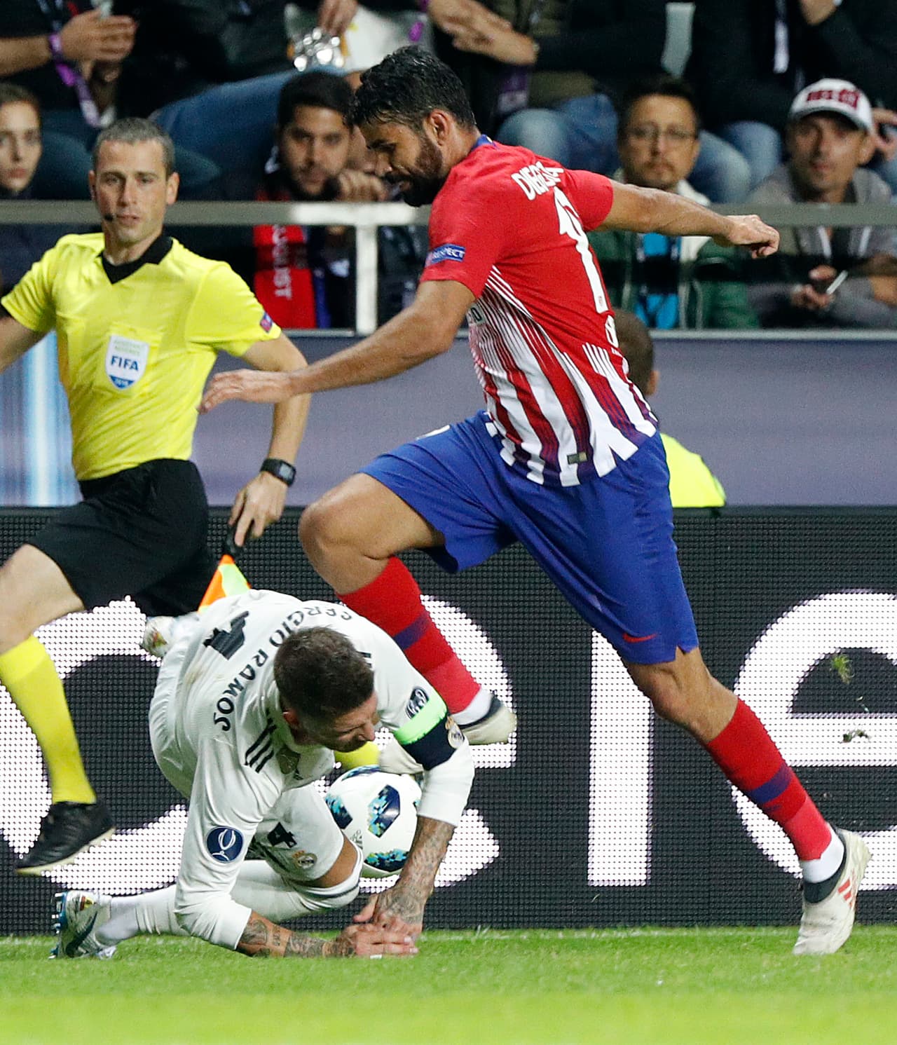 A punta de actitud, a veces algo violenta, Atlético de Madrid se lanzó en la búsqueda del empate.