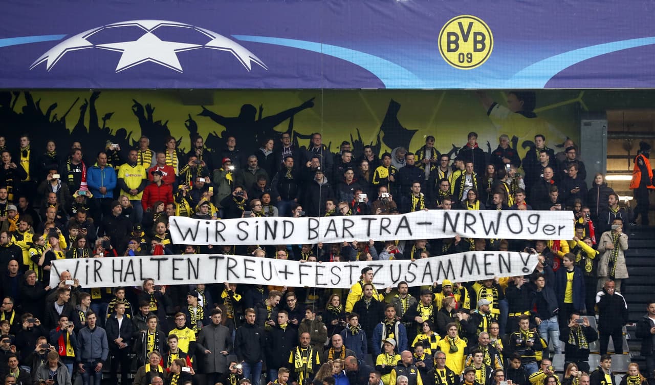 Los fanáticos enviaron su mensaje de solidaridad a Marc Bartra que resultó herido por la explosión de tres bombas en el autobús del Borussia Dortmund. "Somos Bartra, estamos unidos".