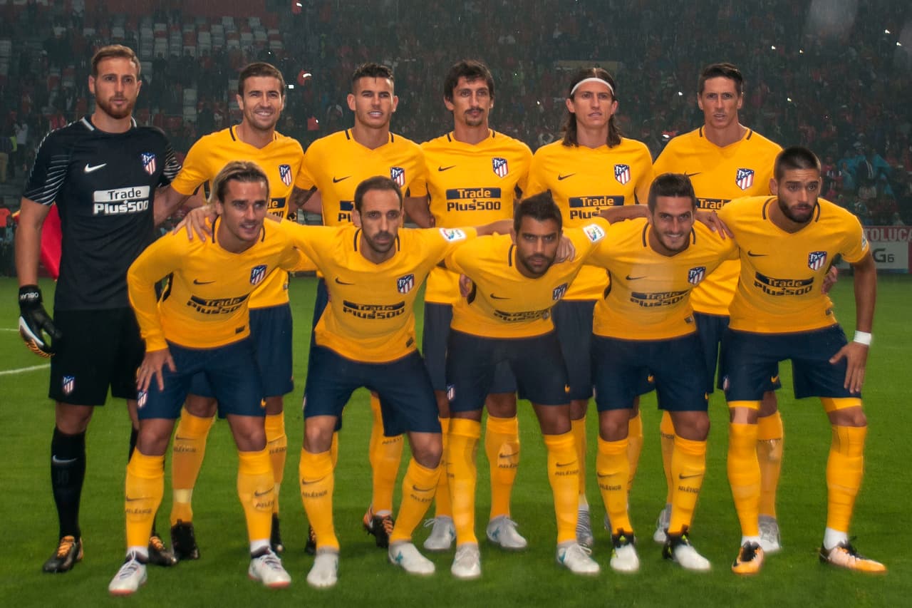 Mientras que el Atlético de Madrid lo hizo con: Oblak; Juanfran, Savic, Lucas Hernández, Filipe Luis; Carrasco, Gabi, Fernández, Koke; Griezmann, Torres.