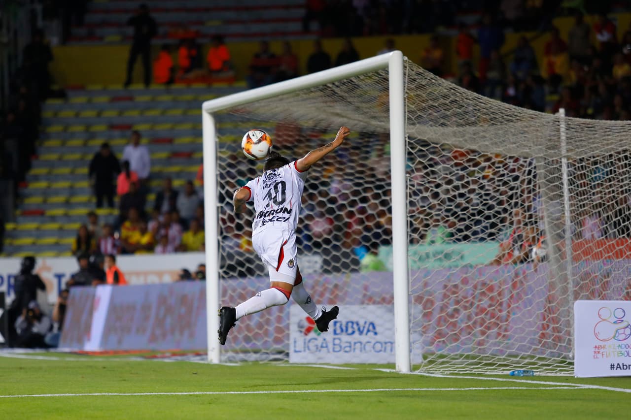 En el segundo tiempo la 'Chofis' López y Chivas se cansaron de perdonar ante el arco de Monarcas.