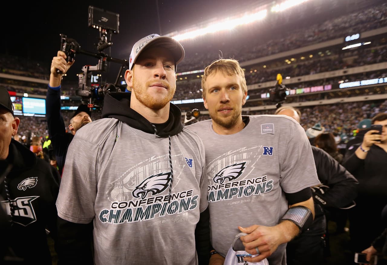 Nick Foles festejó en compañía de Carson Wentz quien fue el mariscal de campo titular de los Eagles y quedó fuera de la temporada tras una fuerte lesión.