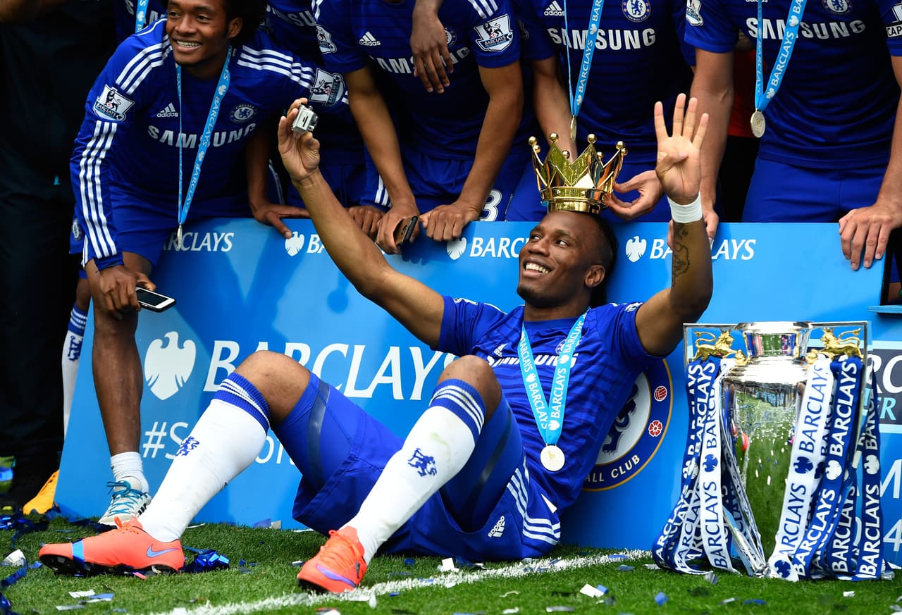 La vuelta del rey: Drogba fue una pieza de reparto en la última temporada con Chelsea, pero se coronó (la imagen lo demuestra) campeón de la Premier League.