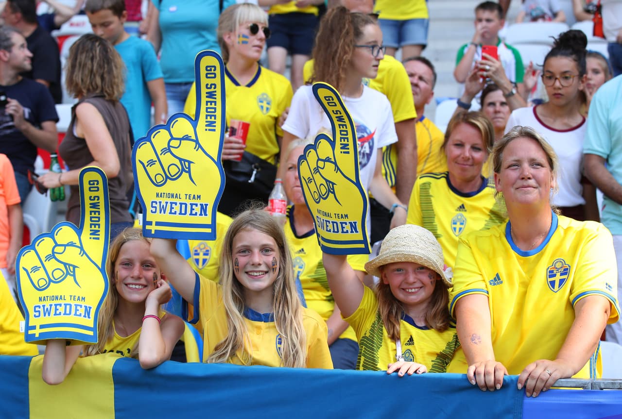 En el Stade de Nice los aficionados ingleses y suecos vivieron una jornada especial a pesar de no jugar por el título. El tercer puesto del Mundial Femenino era la motivación en esta penúltima jornada del campeonato, la cual contó con mucha alegría en las tribunas.