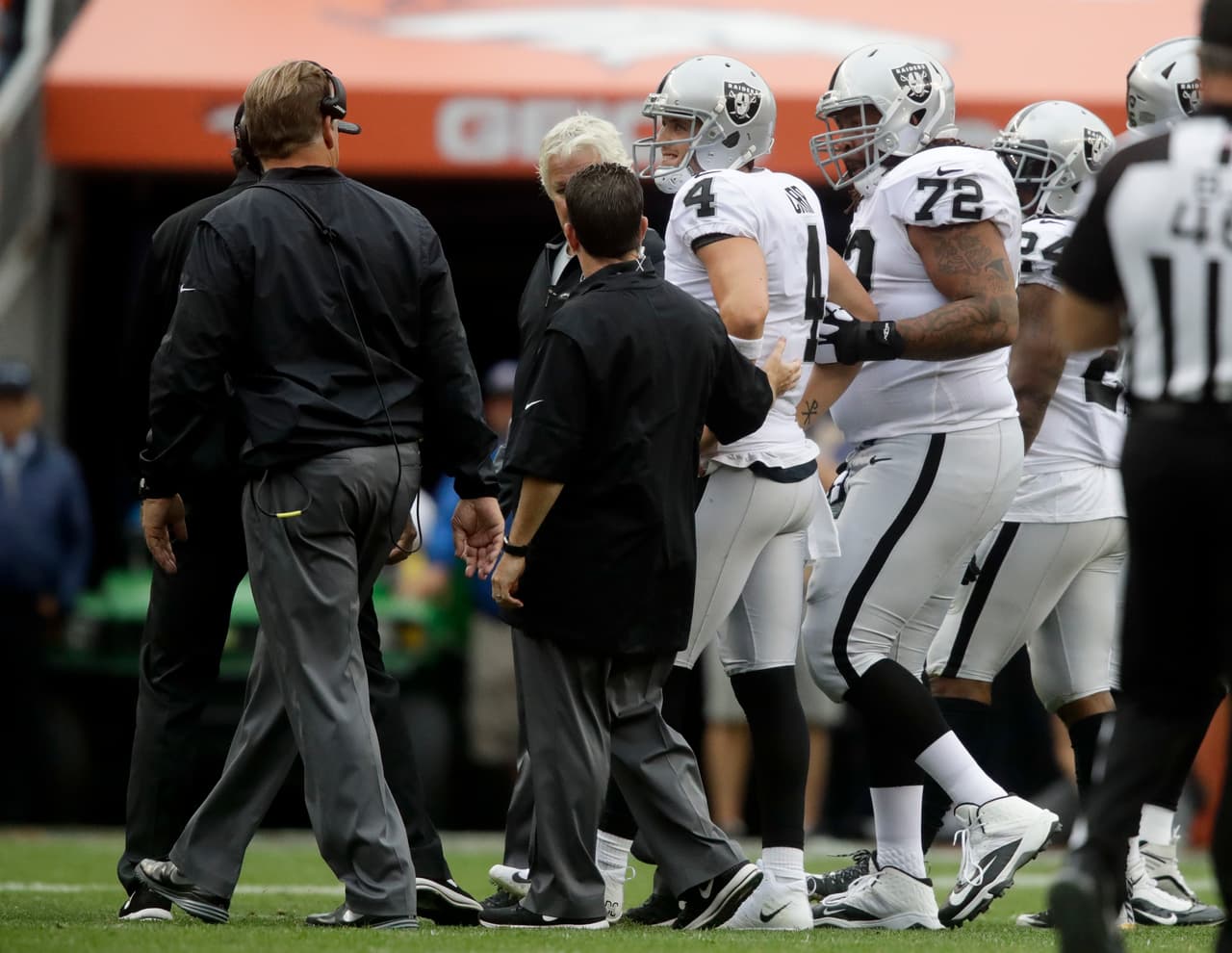 Eventualmente pudo levantarse y salir del campo por su propio andar, sosteniendo su espalda baja con mirada de preocupación.