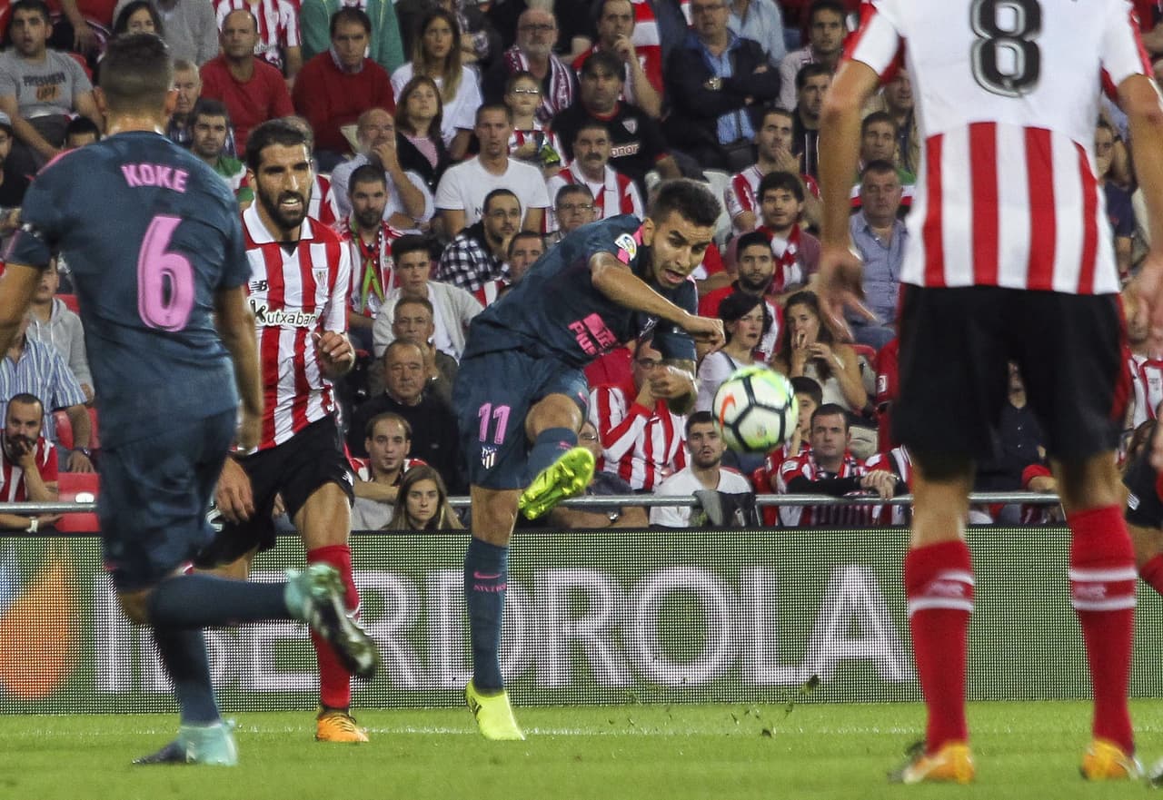 Ángel Correa, delantero 'Colchonero', también lo intentaba con remates como este, que no encontraban destino de gol.