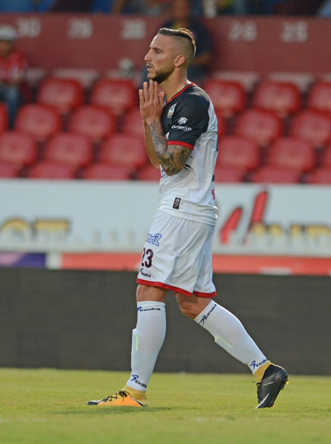 Una de las más claras oportunidades la tuvo Emmanuel Herrera, de Lobos, ante el portero Melitón Hernández.