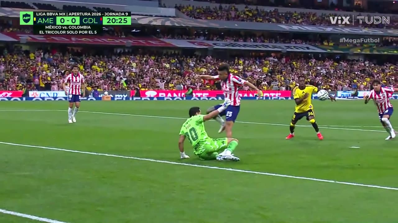 ¡Cota evita el gol de Chivas! Nos ponemos de pie ante tremenda atajada