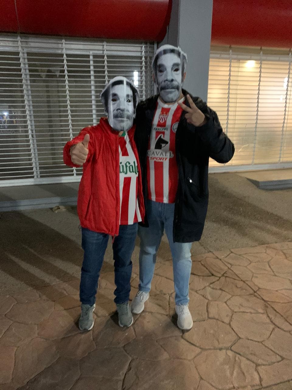 Así llegan los aficionados de Necaxa y Monterrey al Estadio Victoria.