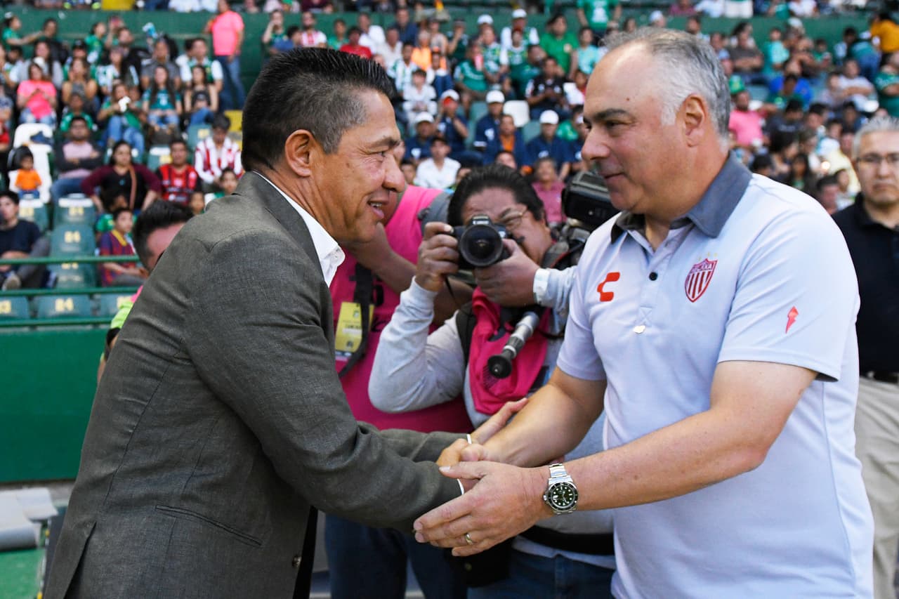 Ignacio Ambriz y Guillermo Vázquez se saludaron previo al cotejo.