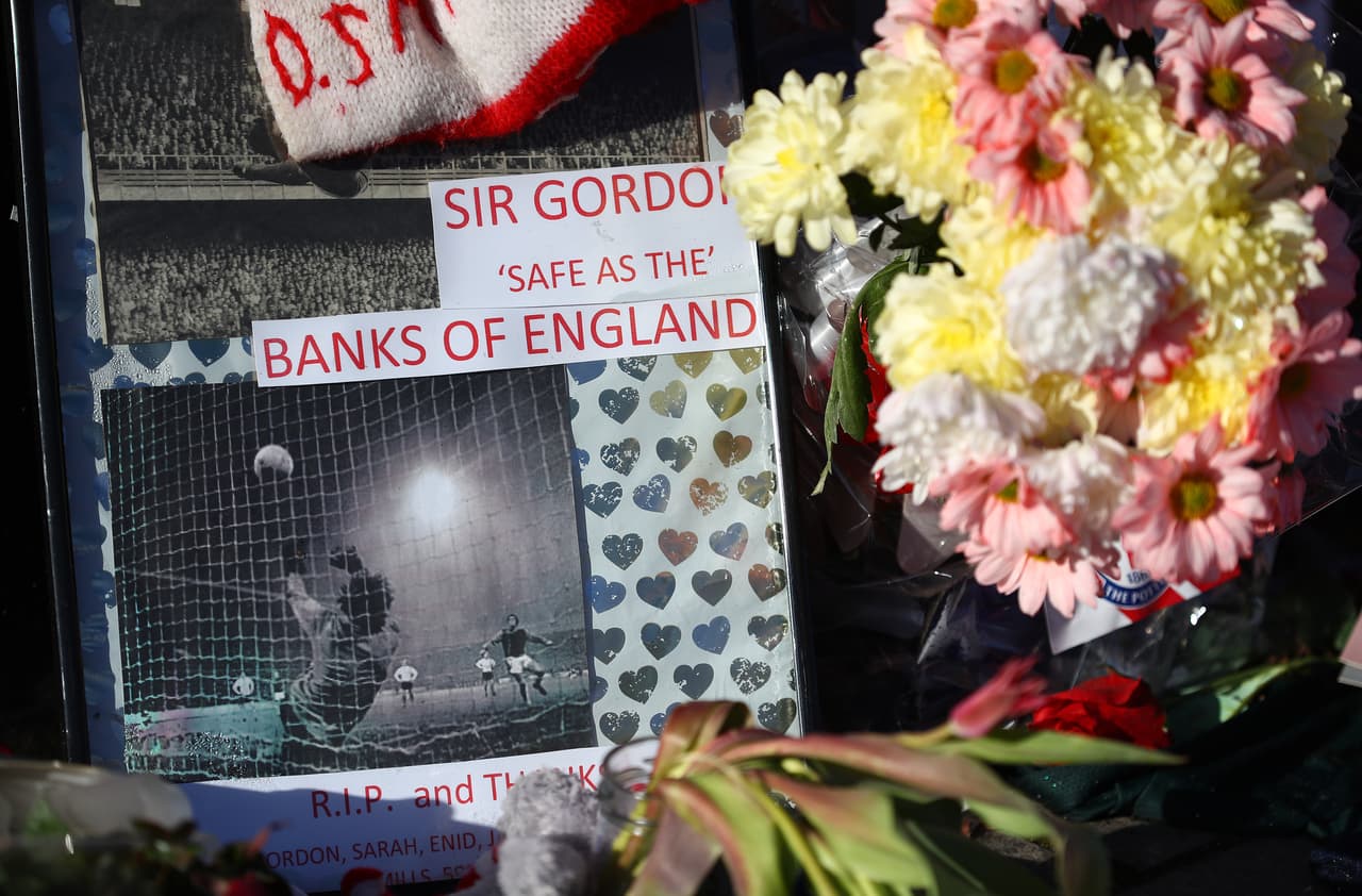 Las calles de Stoke tuvieron miles de hinchas y recuerdos como homenaje de despedida al ídolo Gordon Banks, en el funeral del arquero campeón con Inglaterra en el Mundial de 1966.