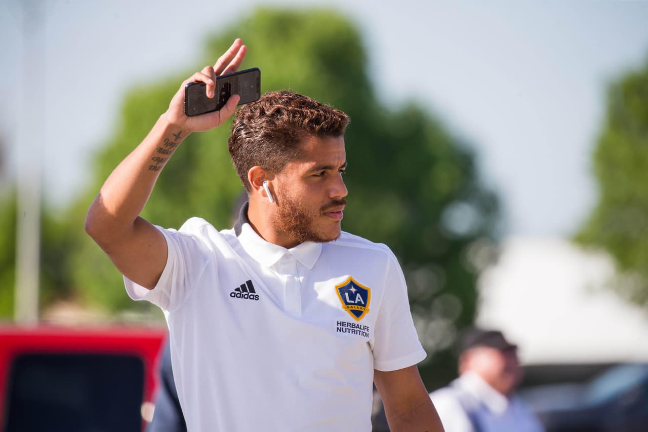 Previo al partido saludando a los aficionados el mediocampista mexicano del Los Angeles Galaxy Jonathan dos Santos en su llegada a MAPFRE Stadium para el duelo ante Columbus Crew SC.