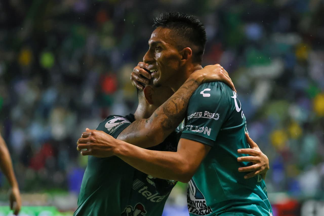 Cuando todo indicaba que el descanso llegaría sin un gol, Ángel Mena rompió el empate con una escapada y una definición de sombrerito al 41' ante la salida de Nico Vikonis.