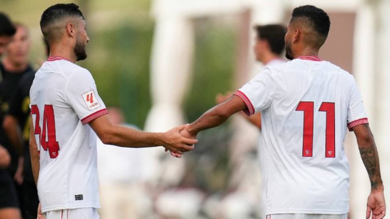 ‘Tecatito’ Corona hace dos goles con Sevilla en partido amistoso