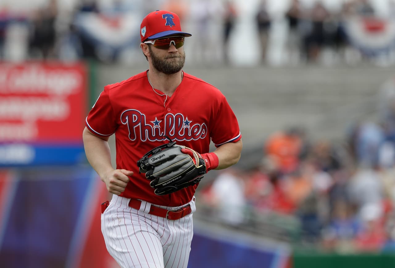 <b>2) Bryce Harper - Philadelphia Phillies</b>. El señor paciencia, pues lideró MLB en bases por bolas recibidas (130), firmó por 300 millones de dólares para jugar con los Phillies, equipo de la misma División en la que juega su ahora exequipo, los Nationals. Harper es uno de esos jugadores de cinco herramientas, con velocidad, defensiva, poder, contacto y brazo. Los Phillies se relamen los bigotes con este portento de pelotero.