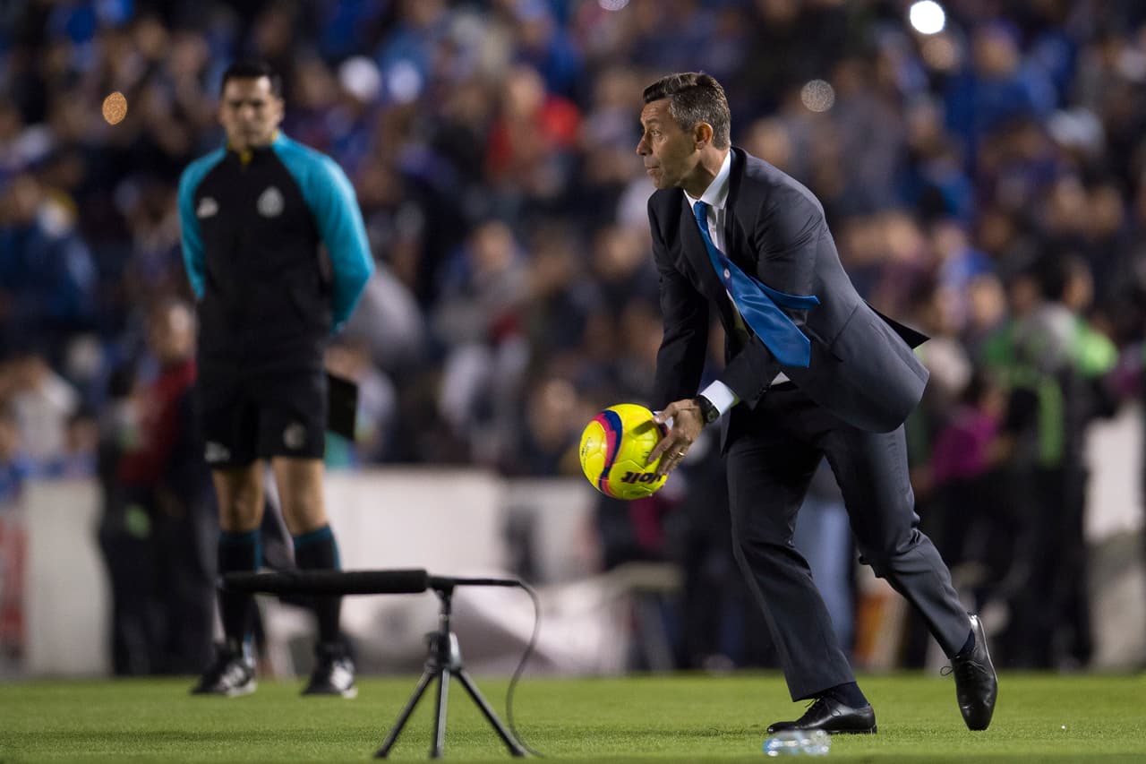 Caixinha vivió el encuentro con la pasión que le caracteriza. ¡Parecía que quería meterse al campo para ayudar a su causa!