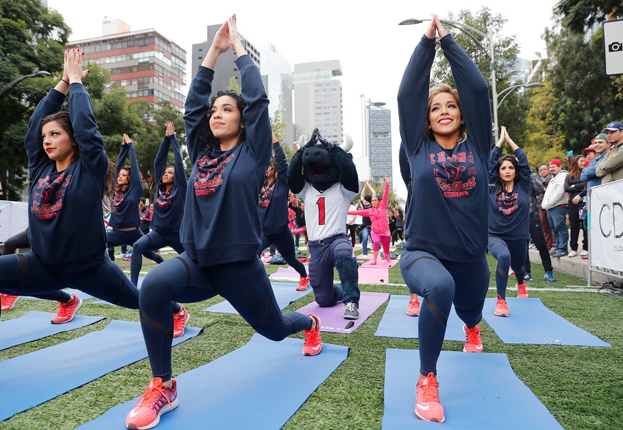 Las porristas de Houston se robaron las miradas de los presentes que no perdieron detalle de la rutina.