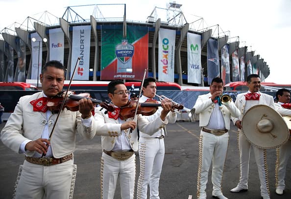 Maquillajes, disfraces, banderas... todo vale para demostrar la pasión que se siente en México por la NFL.