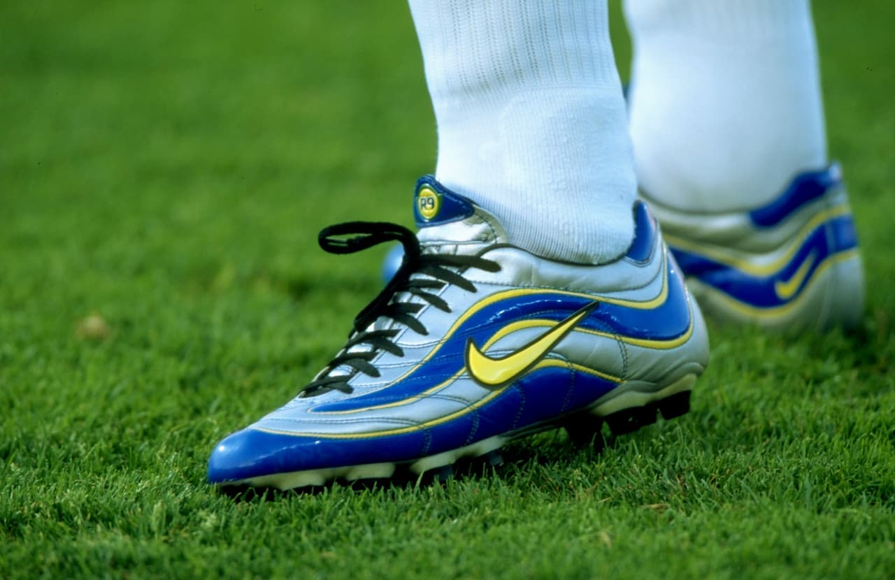 Las R9 de Ronaldo Nazario en los Mundiales de 1998 en Francia y el de Japón y Corea 2002 sin duda marcaron una época en el fútbol. Fue de las primeras líneas de zapatos creadas únicamente para un jugador. Con ellos ganó la Copa del Mundo y fue goleador.