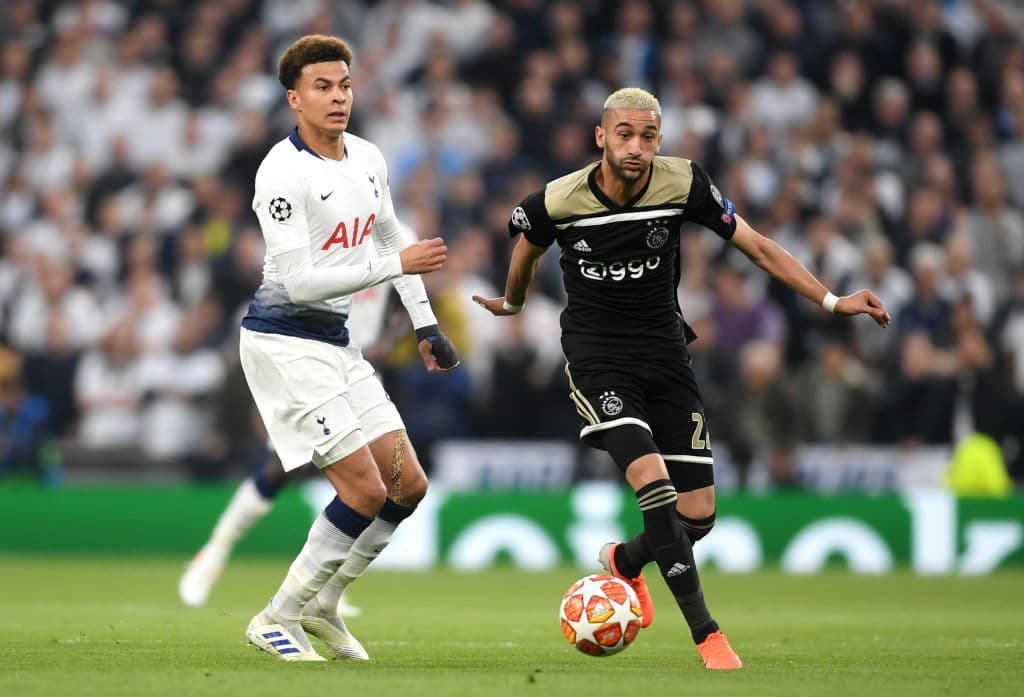 Dele Alli del Tottenham Hotspur se caracteriza por ser un jugador de área, no tiene tanto recorrido de balón fuera de ella y depende de los balones que sus compañeros le manden.