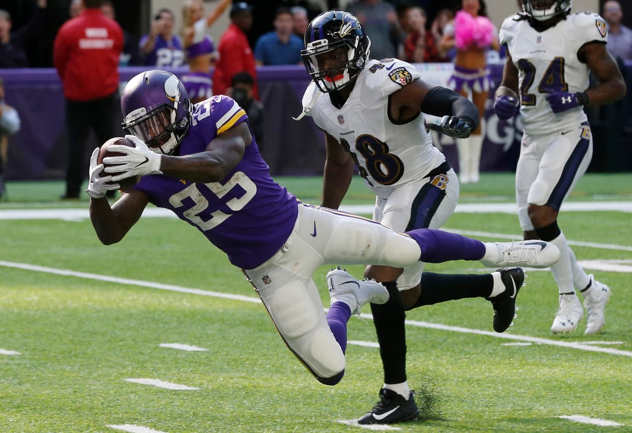 Minnesota Vikings running back Latavius Murray (25) dives to the end zone ahead of Baltimore Ravens outside linebacker Patrick Onwuasor (48) during a 29-yard touchdown run in the second half of an NFL football game, Sunday, Oct. 22, 2017, in Minneapolis. (AP Photo/Jim Mone)